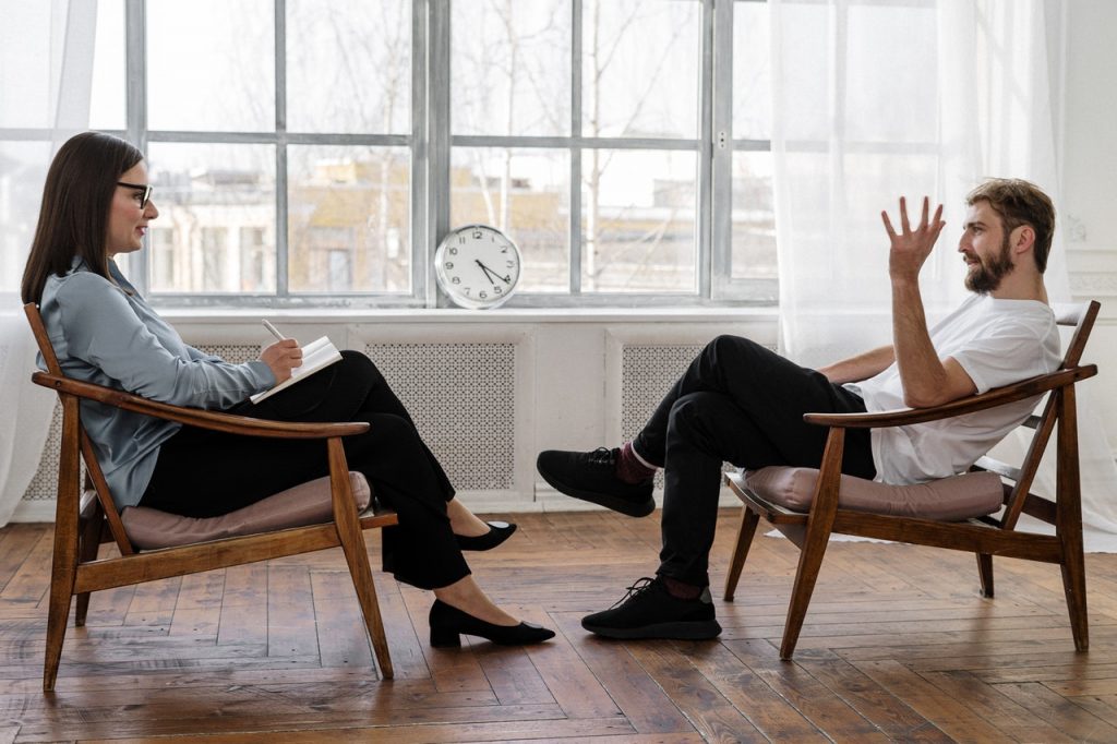 Egy férfi és egy nő beszélget coaching ülés közben.